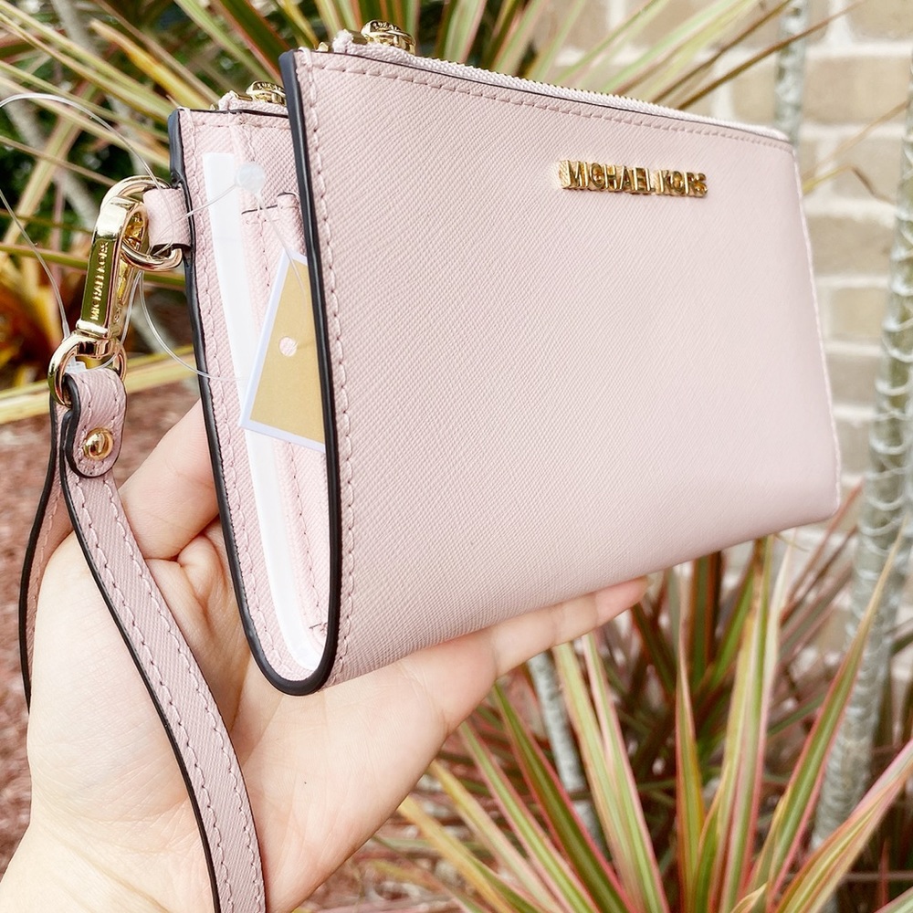 SALE‼️‼️ 💕NWT Michael Kors Wristlet Pink - Picture 3 of 8